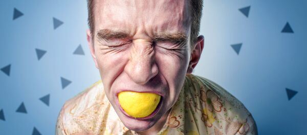 Hombre comiendo - Sputnik Mundo