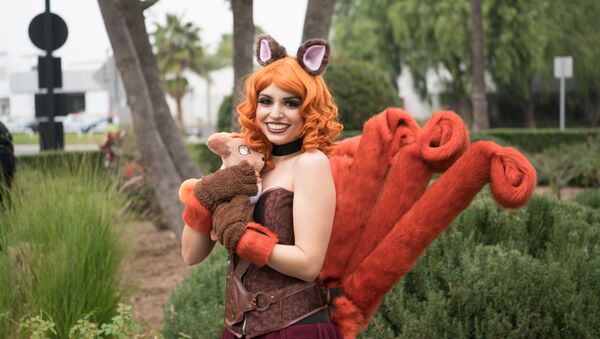 Una mujer vestida de Vulpix - Sputnik Mundo