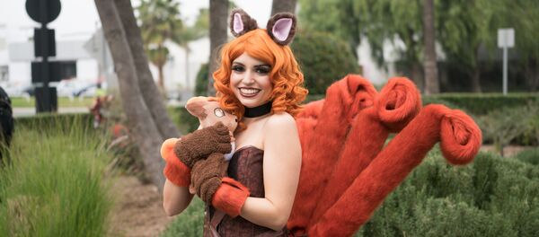 Una mujer vestida de Vulpix - Sputnik Mundo