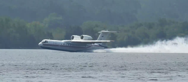 Hidroavión Ruso recogiendo agua en el Rio Miño - Sputnik Mundo