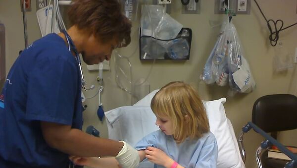 Una médica y su paciente - Sputnik Mundo