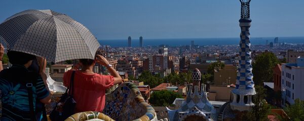Turistas en el parque Guell, Barcelona Turistas en el parque Guell, Barcelona - Sputnik Mundo