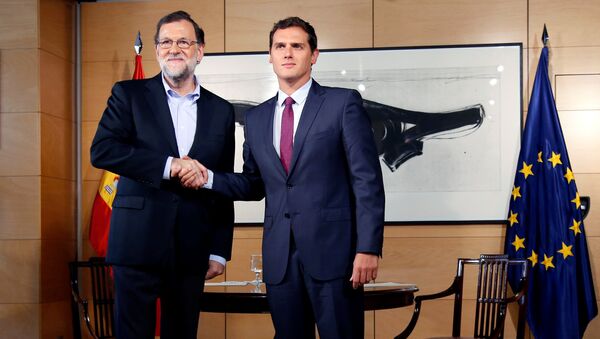 Presidente del Gobierno en funciones y candidato oficial a la investidura, Mariano Rajoy y presidente de Ciudadanos, Albert Rivera - Sputnik Mundo