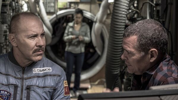 Héctor Noas y Ernesto Daranas. Recrear la estación MIR (en Barcelona) y la antigravedad, estuvo entre las mayores complicaciones para su director y otros especialistas. - Sputnik Mundo