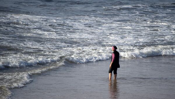 Una mujer en burkini - Sputnik Mundo