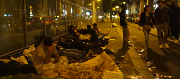 Los refugiados en las calles de París - Sputnik Mundo