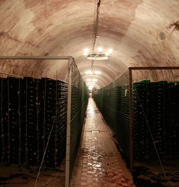 Depósitos subterráneos de vino en la fábrica Abráu-Diursó - Sputnik Mundo
