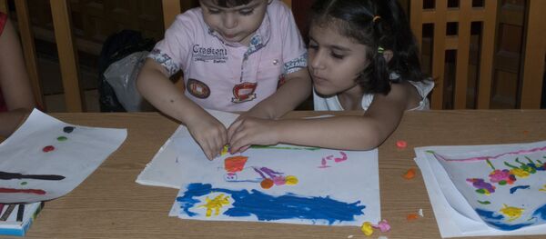 Las clases gratuitas de artes plásticas para niños en Siria - Sputnik Mundo