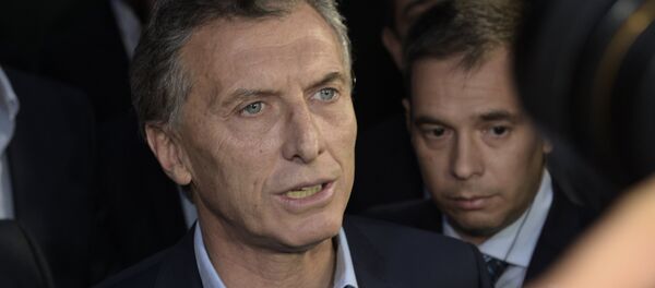 Argentine President-elect Mauricio Macri speaks to the press at the Olivos presidential residence in Buenos Aires, where he arrived to meet outgoing president Cristina Fernandez de Kirchner to define the transition, on November 24, 2015 - Sputnik Mundo