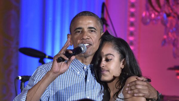 US President Barack Obama hugs his daughter Malia on her birthday during an Independence Day Celebration for military members and administration staff on July 4, 2016 in the East Room of the White House in Washington, DC. Mandel Ngan / - Sputnik Mundo