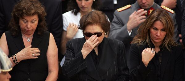 Lucía Hiriart, viuda de Augusto Pinochet, junto a sus dos hijas durante el funeral del exdictador chileno Lucía Hiriart, viuda de Augusto Pinochet, junto a sus dos hijas durante el funeral del exdictador chileno - Sputnik Mundo