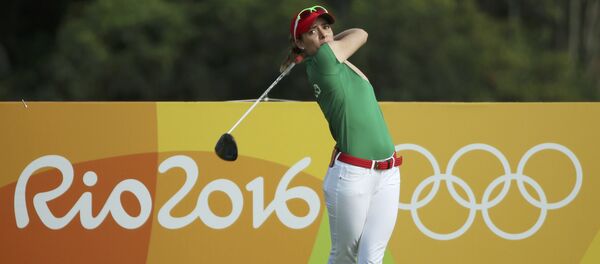 Gaby Lopez (MEX) of Mexico hits her tee shot on the third hole during second round women's Olympic golf competition. - Sputnik Mundo