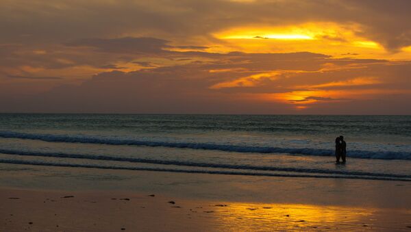 Una pareja en la playa - Sputnik Mundo