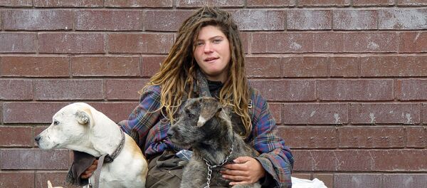 Una mujer sin hogar (archivo) - Sputnik Mundo