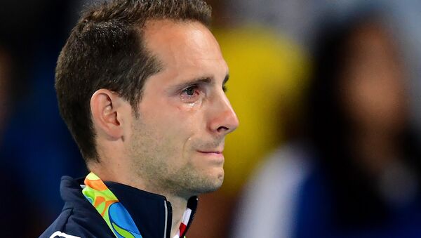 Las lágrimas de Renaud Lavillenie - Sputnik Mundo