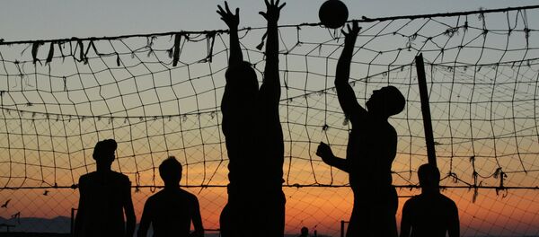 Playing volleyball on a beach in Sportivnaya Harbor - Sputnik Mundo
