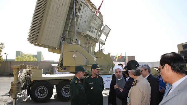 El presidente de Irán, Hasán Rohani y el ministro de Defensa de Irán, Husein Dehgan en la inauguración del Bavar-373 - Sputnik Mundo