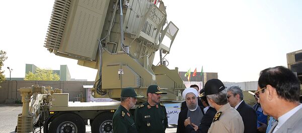 El presidente de Irán, Hasán Rohani y el ministro de Defensa de Irán, Husein Dehgan en la inauguración del Bavar-373 - Sputnik Mundo