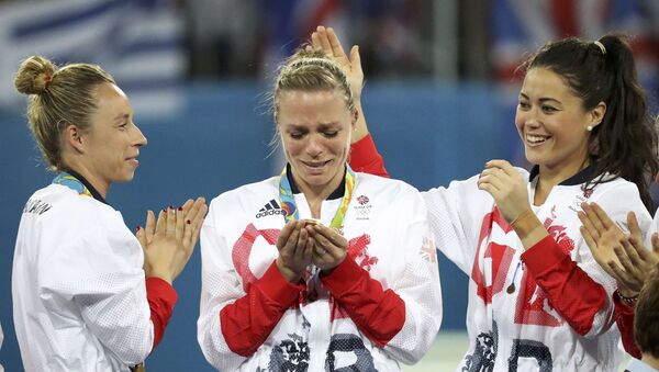 Susie Townsend (GBR) of Britain, Kate Richardson-Walsh (GBR) of Britain and Sam Quek (GBR) of Britain celebrate winning the gold medal. - Sputnik Mundo