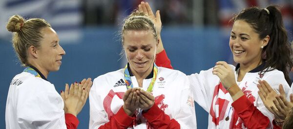 Susie Townsend (GBR) of Britain, Kate Richardson-Walsh (GBR) of Britain and Sam Quek (GBR) of Britain celebrate winning the gold medal. - Sputnik Mundo
