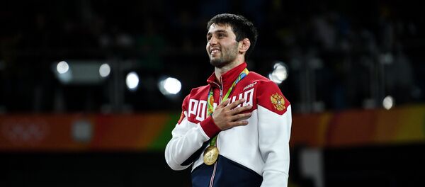 Soslan Ramonov, el luchador ruso, con su medalla de oro - Sputnik Mundo