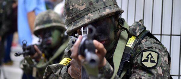 South Korean soldiers take a position during an anti-terror drill on the sidelines of South Korea-US joint military exercise, called Ulchi Freedom Guardian, at a subway station in Seoul on August 19, 2015 - Sputnik Mundo