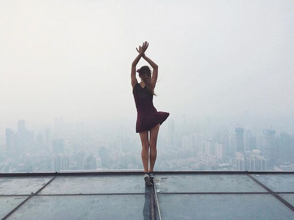 El arte del equilibrio: Angela Nikolau, 'domadora' de tejados - Sputnik Mundo