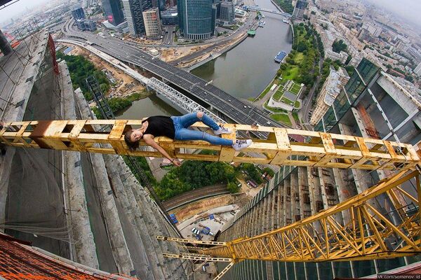 El arte del equilibrio: Angela Nikolau, 'domadora' de tejados - Sputnik Mundo