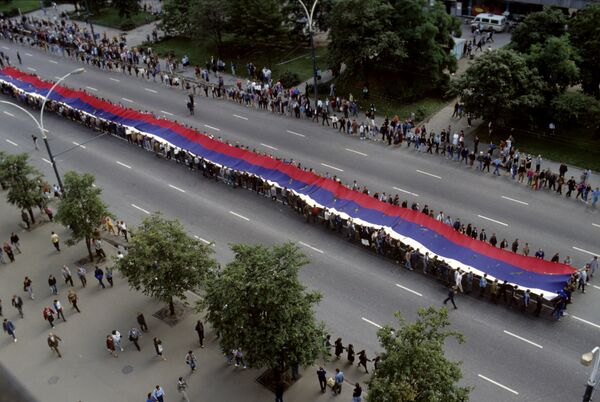 Una gigante bandera blanca, azul y roja fue extendida en 1991 en honor a las personas fallecidas en el fallido golpe de Estado en agosto de ese año. - Sputnik Mundo