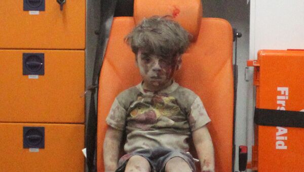 Omran Daqneesh con su rostro ensangrentado se convirtió en la imagen de la guerra a mano de los principales medios occidentales - Sputnik Mundo