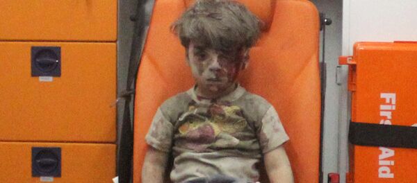 Omran Daqneesh con su rostro ensangrentado se convirtió en la imagen de la guerra a mano de los principales medios occidentales - Sputnik Mundo