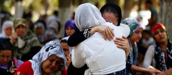 Las mujeres enfrente de la morgue en la ciudad turca de Gaziantep tras el atentado - Sputnik Mundo