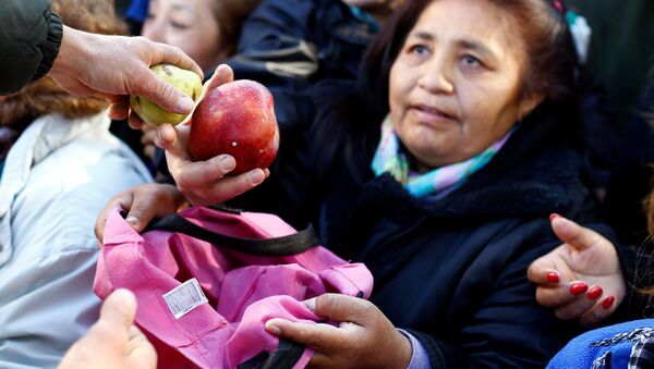 Productores frutihortícolas regalan frutas - Sputnik Mundo