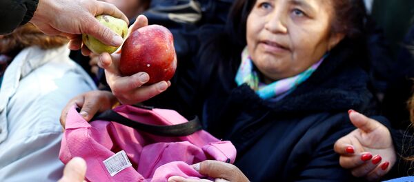 Productores frutihortícolas regalan frutas - Sputnik Mundo
