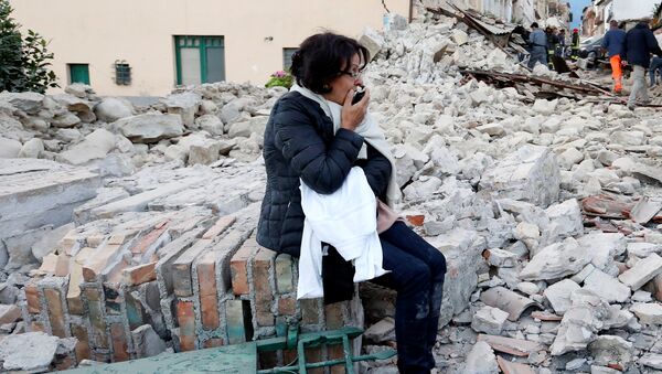 Una mujer tras el sismo en Amatrice, Italia - Sputnik Mundo
