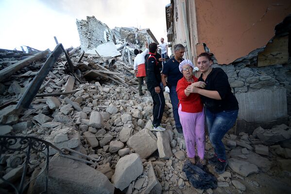 La ciudad italiana de Amatrice, en ruinas tras un fortísimo terremoto - Sputnik Mundo