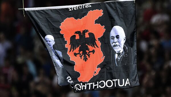 La bandera con el mapa de Gran Albania - Sputnik Mundo