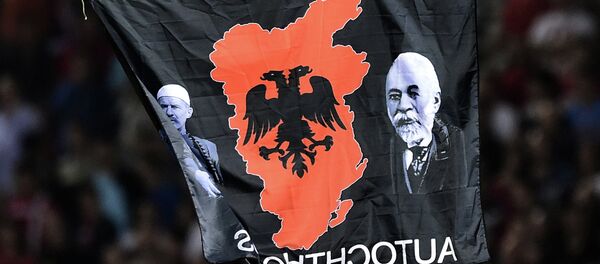 La bandera con el mapa de Gran Albania - Sputnik Mundo