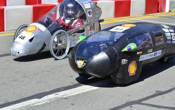 El vehículo durante una competición automovilística - Sputnik Mundo