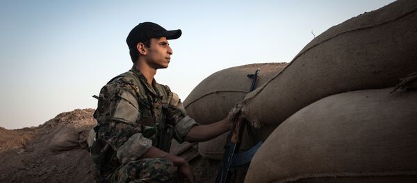Un soldado kurdo en Siria - Sputnik Mundo