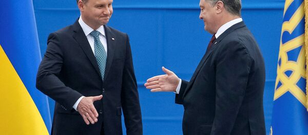 El presidente de Polonia Andrzej Duda y el presidente de Ucrania, Petró Poroshenko El presidente de Polonia Andrzej Duda y el presidente de Ucrania, Petró Poroshenko - Sputnik Mundo