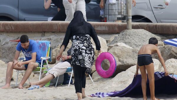 Una mujer en burkini - Sputnik Mundo