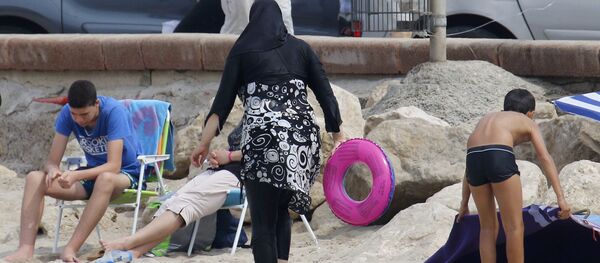 Una mujer en burkini - Sputnik Mundo