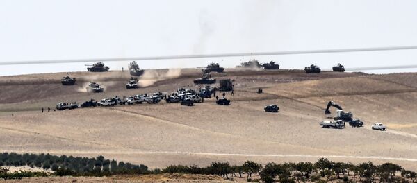 Turkish army tanks and pro-Ankara Syrian opposition fighters moving two kilometres west from the Syrian Turkish border town of Jarabulus - Sputnik Mundo
