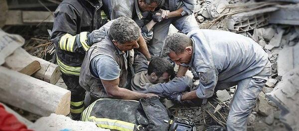 Equipo de rescate tras el terremoto en Amatrice, Italia - Sputnik Mundo