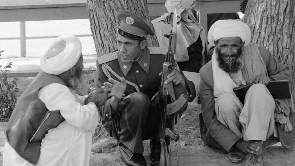 Soldado afgano en una aldea local - Sputnik Mundo