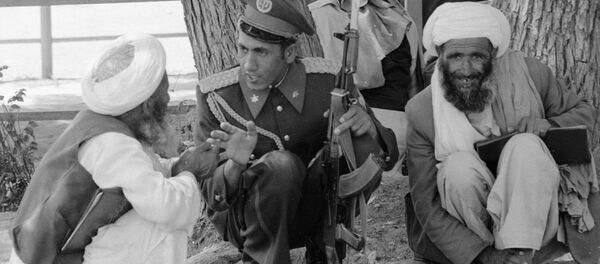 Soldado afgano en una aldea local - Sputnik Mundo