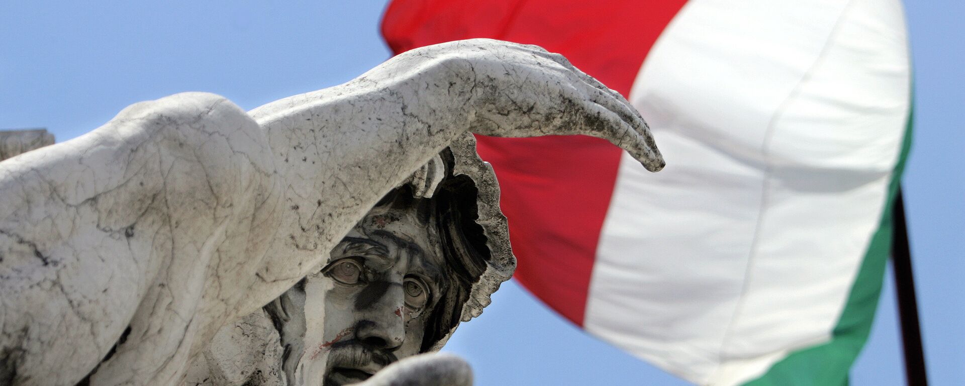 Bandera de Italia a media asta en memoria de víctimas del terremoto - Sputnik Mundo, 1920, 02.06.2024