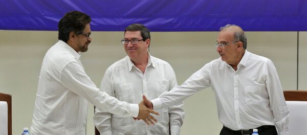 Iván Márquez, leader de las FARC, Bruno Rodriguez, canciller cubano, y Humberto de la Calle, negociador del Gobierno colombiano - Sputnik Mundo