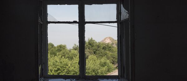 La ventana en una de las casas en Donbás, Ucrania - Sputnik Mundo